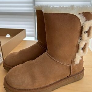 Like New - UGG W Bailey Fluff Buckle Box in Tan